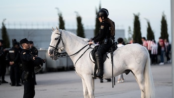Una agente a caballo de