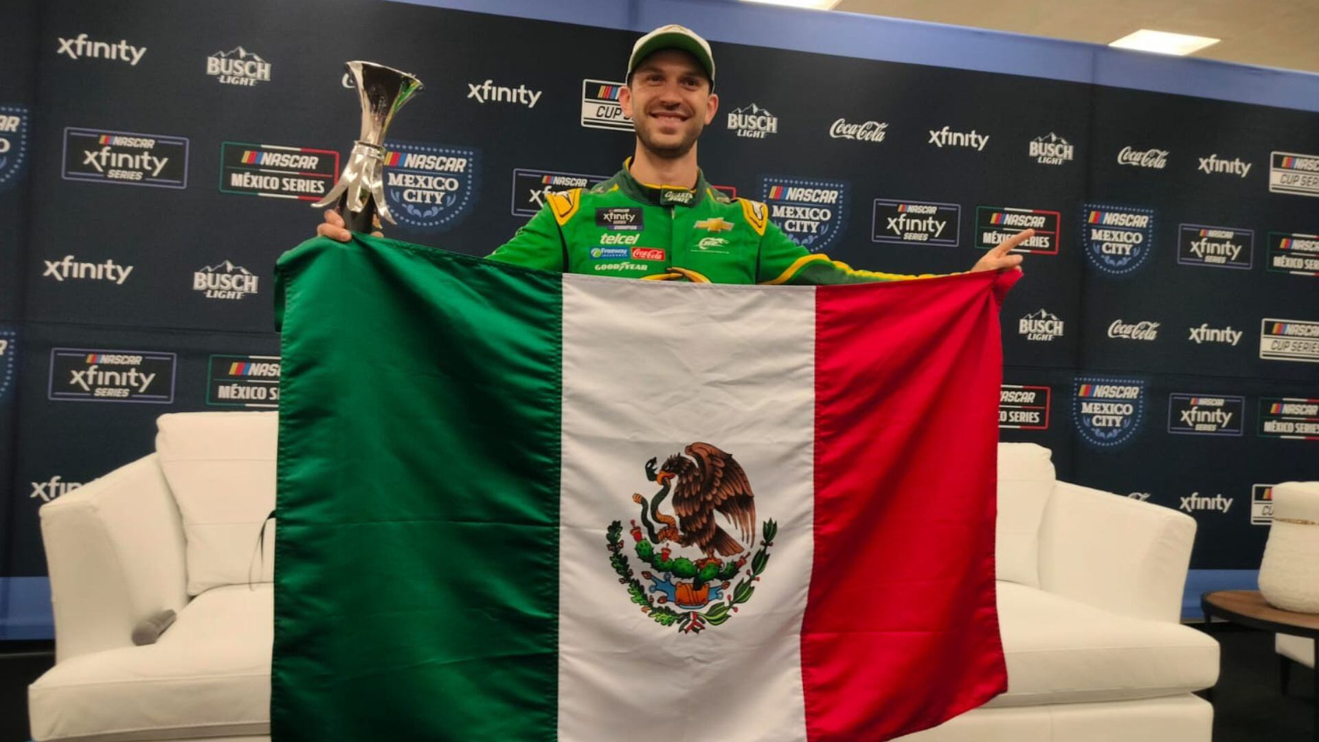 Daniel Suárez celebró en conferencia de prensa sosteniendo su trofeo y la bandera de México con orgullo (Foto:Jesús F. Beltrán/Infobae México)