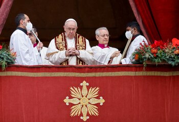 El papa Francisco se asoma