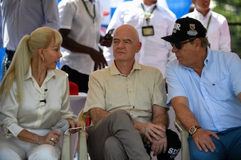 Dilian Francisca Toro, Ramón Jesurún y Gianni Infantino juntos en el "Festival de Fútbol a la Medida de Niños y Niñas" en Cali, previo a la posesión presidencial de Abelardo de la EspriellaGianni Infantino junto a Alejandro Eder con las camisetas del América de Cali y Deportivo Cali-crédito Jaime Saldarriaga/AFP