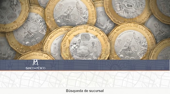 Primer plano de monedas bimetálicas doradas y plateadas de la Copa Mundial FIFA 2026 con grabados de fútbol y cultura. Se ve el logo del Banco de México.