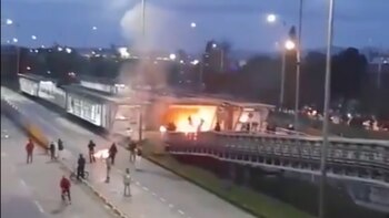 Incendian estación de TransMilenio de