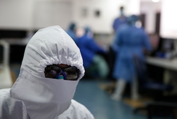 Médicos atienden pacientes con COVID-19