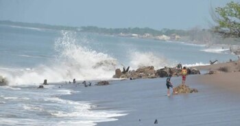 CENAOS pronostica marejadas peligrosas entre Punta Ratón y El Venado, así como en la isla de Amapala, afectando viviendas y comercios costeros. (Foto: Redes sociales)
