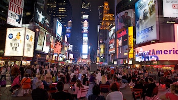 Multitud en Duffy Square, mirando