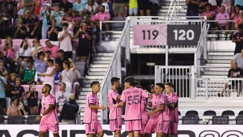 Con Messi en la platea, un golazo de Rojas y otro tanto de Suárez, Inter Miami venció 2-0 al Puebla en su estreno en la Leagues Cup