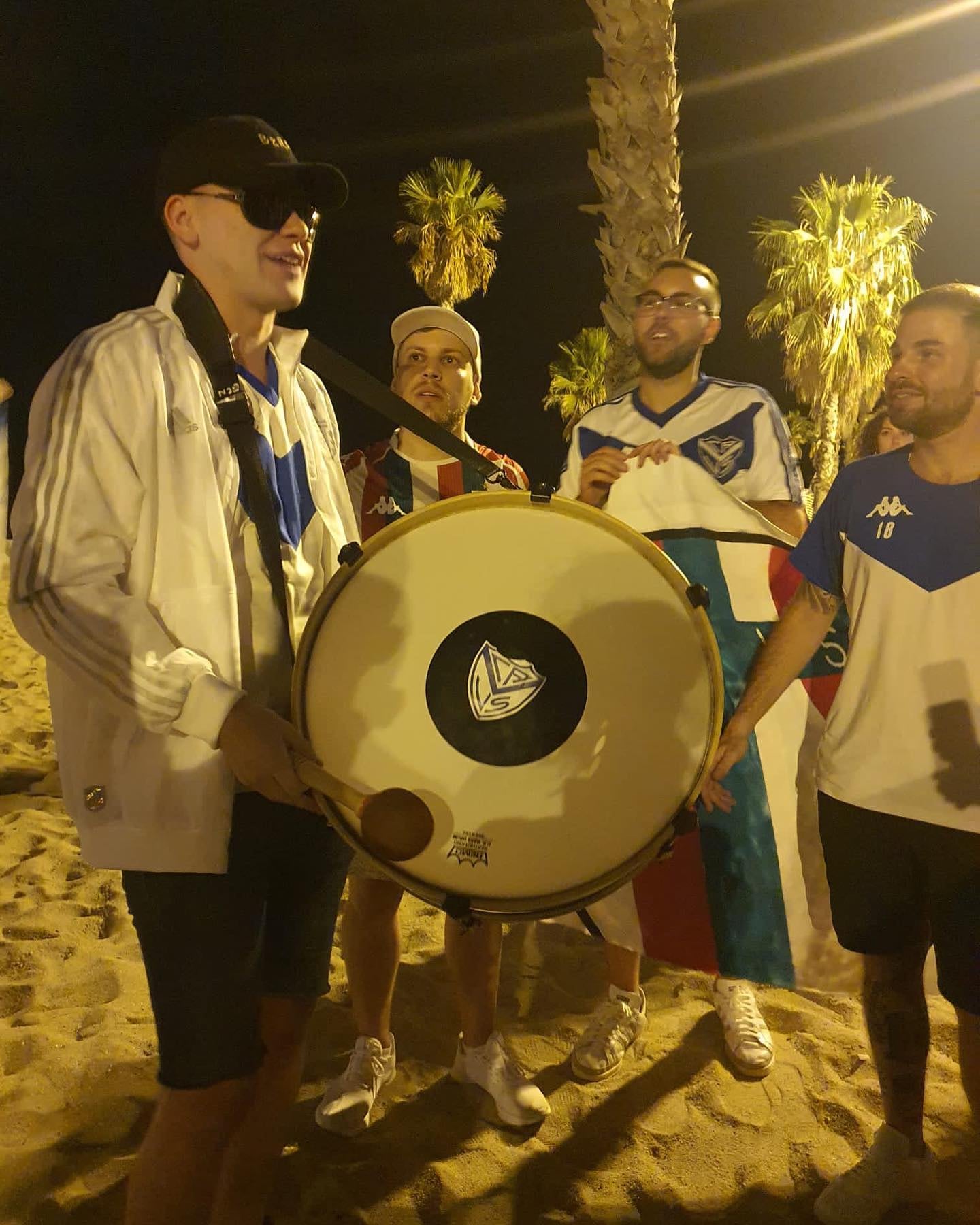 El artista musical Bizarrap grabó un video con la Peña Velezana en Barcelona para alentar al Fortín en las semifinales de la Copa Libertadores del 2022