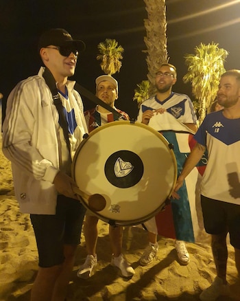 El artista musical Bizarrap grabó un video con la Peña Velezana en Barcelona para alentar al Fortín en las semifinales de la Copa Libertadores del 2022