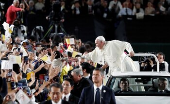 El papa Francisco saluda a