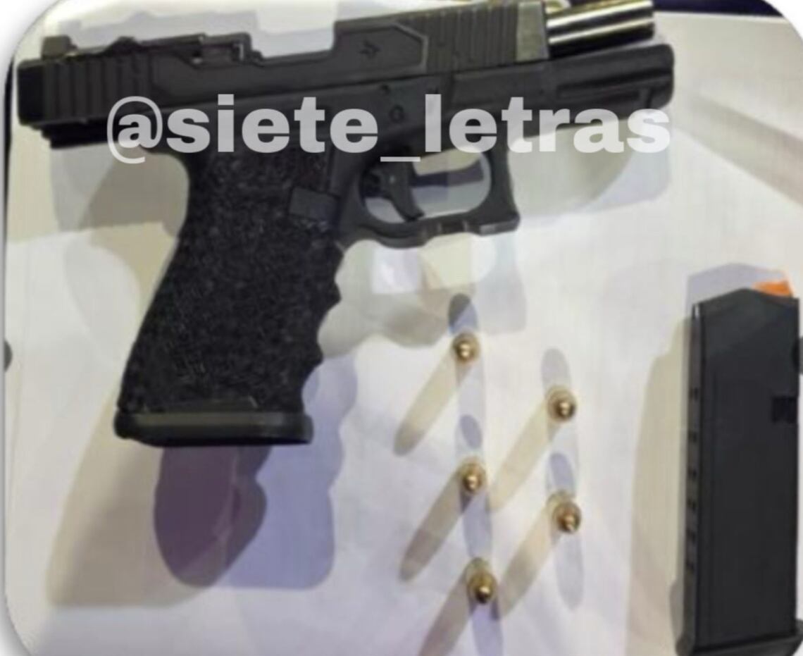El arma tipo Glock de 9 mmm estaba cargada, aunque no se ha mencionado si el joven tenía planeado algún ataque Foto: @Siete_letras