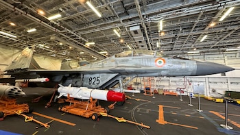 El hangar está conectado a la cubierta de vuelo por dos grandes ascensores y tiene capacidad para alojar entre 15 y 20 aeronaves (Foto: Archivo DEF)