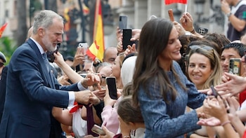 Felipe VI y la reina Letizia son recibidos entre vítores y se dan un baño de masas en su visita histórica a Ceuta