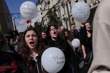 Un gurpo de estudiantes alzó globos blancos en memoria de las 57 víctimas del choque (REUTERS)