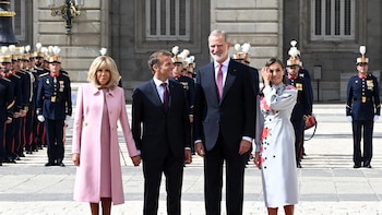 VÍDEO:VMacron,recibido con honores por los Reyes en primera visita de Estado de un presidente francés desde 2009