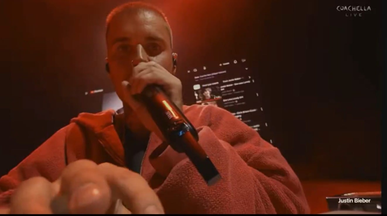 Justin Bieber cierra la noche del sábado en Coachella 2026 con su presentación a las 12:25 a.m. hora del centro de México en el escenario principal. (Captura de panatalla)