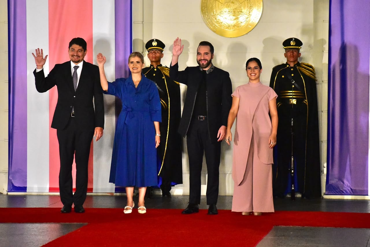 El presidente Nayib Bukele, su esposa Gabriela Rodríguez, el diputado Ernesto Castro y Michelle Sol saludan desde el Palacio Nacional durante los actos de toma de posesión. (Infobae Centroamérica/Emerson Del Cid)