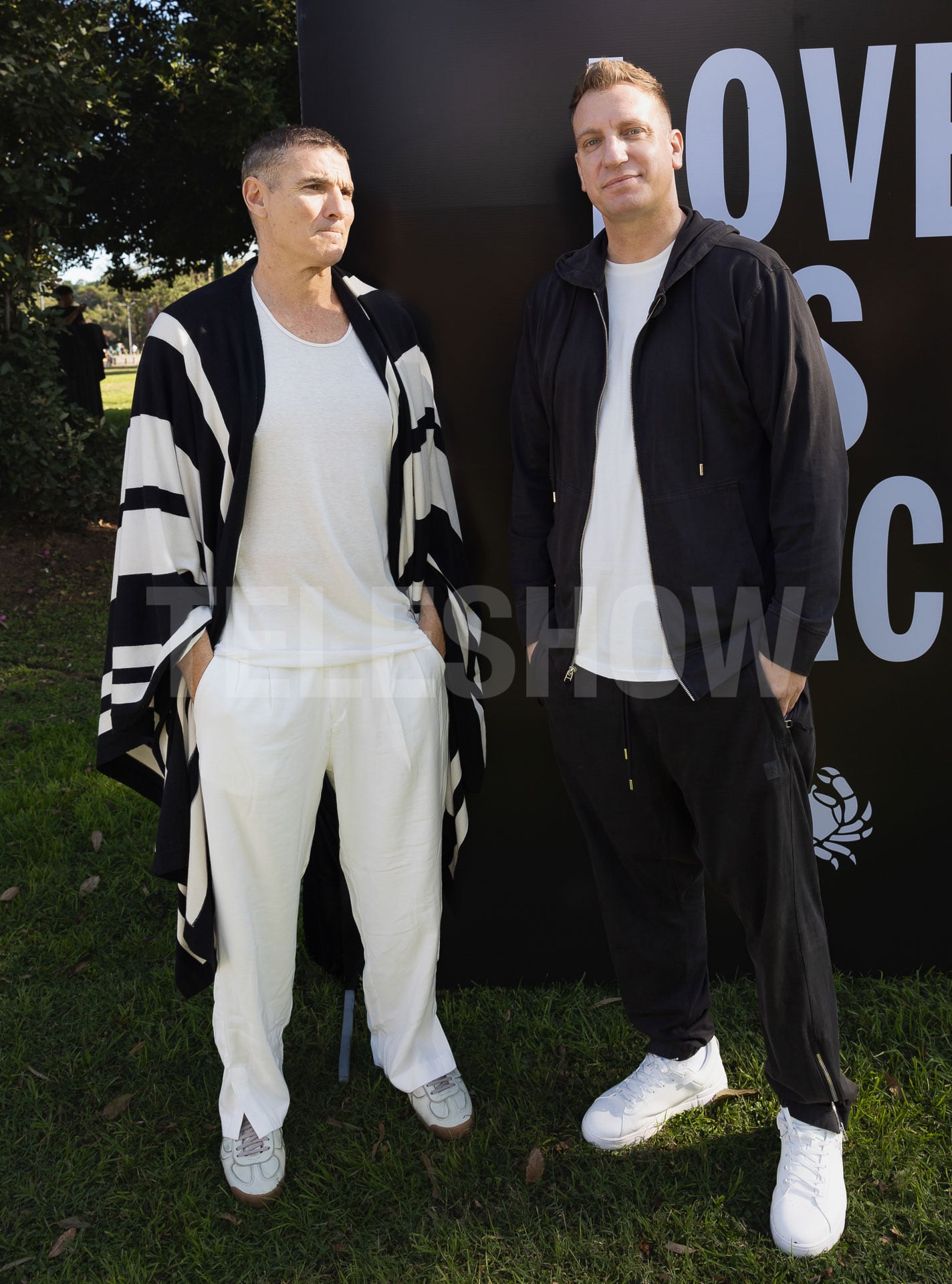 Maxi López y Nicolás Cuño apostaron por outfits cómodos y un mensaje claro para la jornada