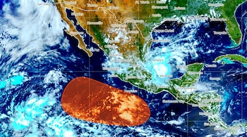 Mapa satelital con nubes y masas de tierra que muestra la costa de México, Estados Unidos y Centroamérica. Una zona naranja resalta con el texto 40%.