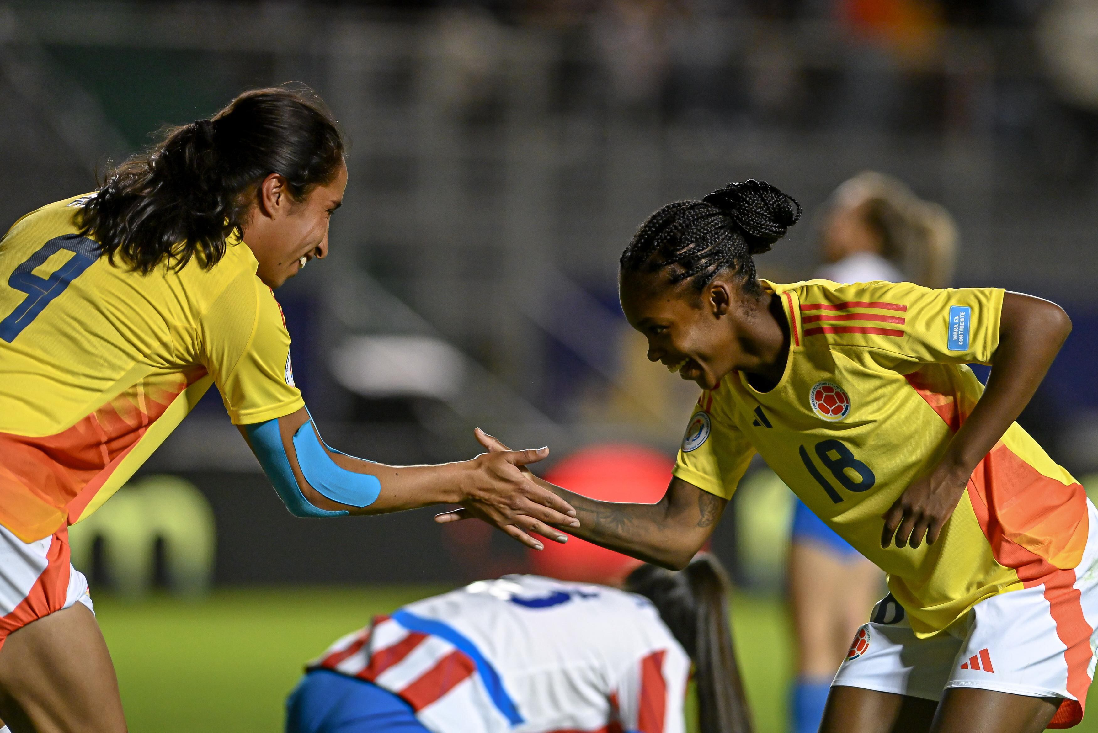 Linda Caicedo y Mayra Ramírez celebran uno de los cuatro goles de la selección Colombia - crédito Conmebol