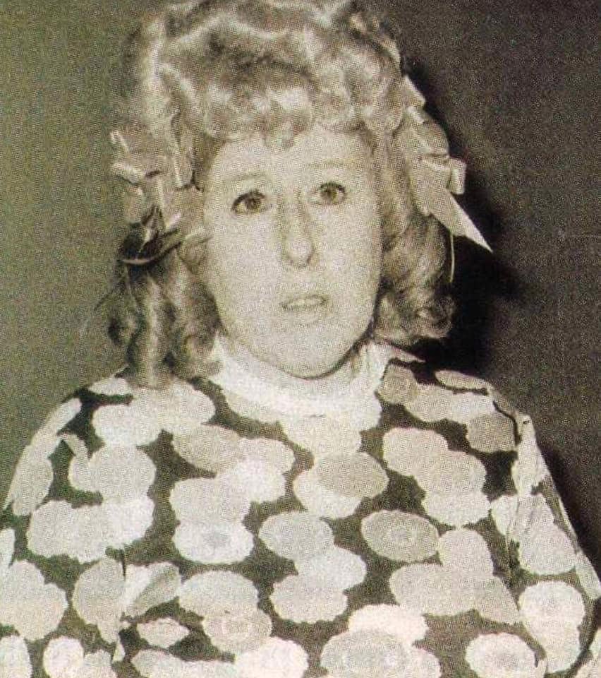La recordada actriz Nelly Lainez posa en un retrato de estudio, mostrando su característico estilo y carisma que la convirtieron en una figura querida del espectáculo argentino.