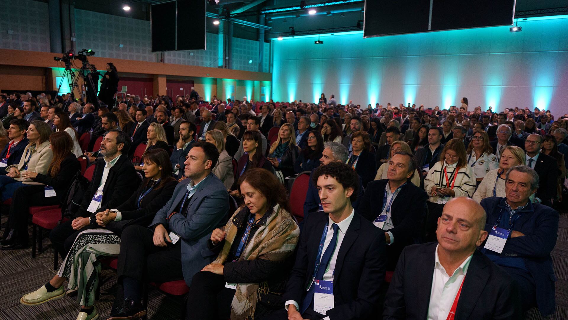 Cientos de dirigentes políticos y empresarios participan del evento