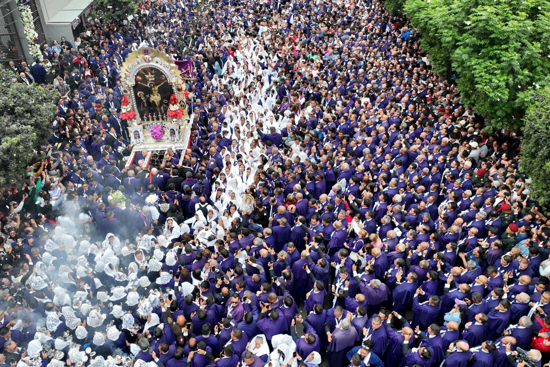 La Hermandad del Señor de los Milagros de las Nazarenas recorrió las principales calles de Lima Cercado con la imagen del Cristo de Pachacamilla. (Agencia Andina)