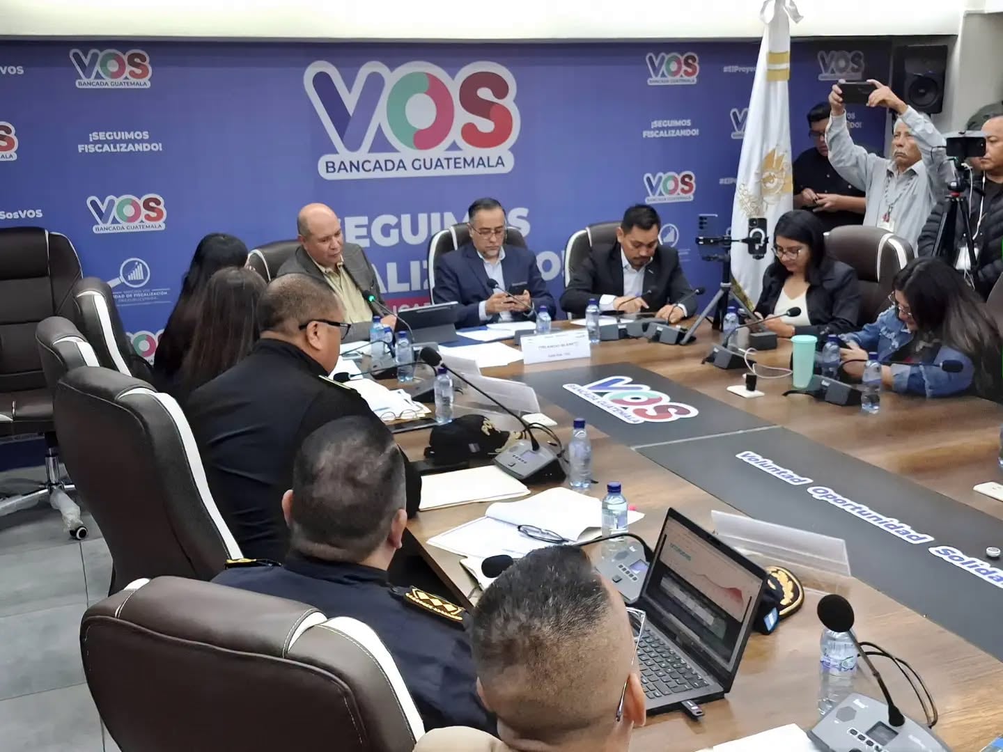 El subdirector policial Esvin Gaspar Jacinto Quiché reconoció ante el Congreso que los escoltas se apartaron para cuidar al hijo de Solórzano Foppa. (Bancada VOS de Guatemala)