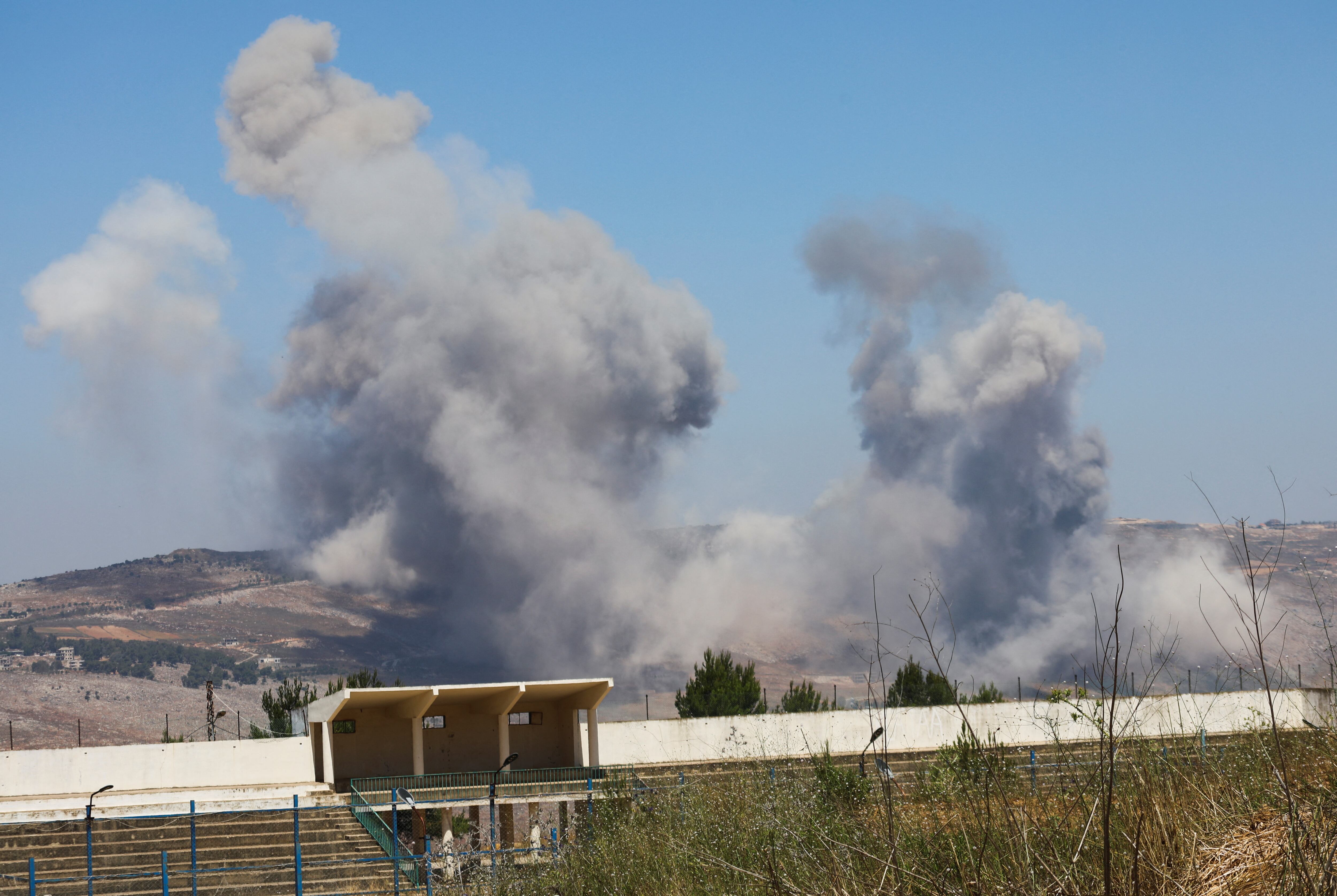 El humo sale del distrito de Nabatieh tras los ataques israelíes, visto desde Marjayoun, en el sur del Líbano, 27 de junio de 2025. REUTERS/Karamallah Daher