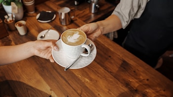 Beber dos tazas de café