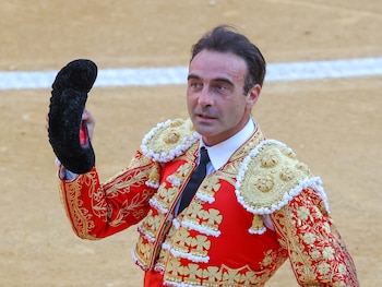 01-01-1970 Enrique Ponce en Corrida de Toros de La Plaza De Toros De Alicante a 25 de Junio de 2021 en Alicante.
MADRID, 28 (CHANCE) Después de su última corrida de toros en Alicante donde acompañó a José María Manzanares en el 50 aniversario desde su alternativa como torero, Enrique Ponce ha decidido alejarse indefinidamente de los ruedos. Si bien su pareja actual Ana Soría había mostrado públicamente su sufrimiento cada vez que lo veía frente a un toro, el diestro ha decidido que es el momento de alejarse de los ruedos para poder disfrutar al máximo de la nueva etapa que está viviendo a nivel personal.Ha sido a través de un comunicado oficial como el dietro hecho pública su decisión después de más de 30 años en la profesión. "Lo primero que quiero deciros es GRACIAS por su cariño y apoyo incondicional, en especial durante este último año de pandemia en el que decidí defender la tauromaquia, tirar para adelante y devolverle al mundo del toro lo mucho que me ha dado".Aunque podría no ser un adiós definitivo, Ponce deja claro en su escrito que por el momento no tiene fecha de vuelta: "En este momento de mi temporada taurina 2021 he decidido hacer un alto en el camino y retirarme por tiempo indefinido".
EUROPA ESPAÑA SOCIEDAD
EUROPA PRESS REPORTAJES