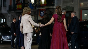 Todo lo que no se vio de los Premios Princesa de Asturias 2026: del error de protocolo de Patti Smith al espontáneo abrazo entre Letizia y la reina Sofía