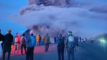Entre el asombro y peligro: turistas captan el inicio de la actividad del Volcán de Fuego en Guatemala