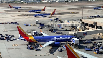 Esta reconocida aerolínea cambia sus normas y solo permitirá un cargador portátil por pasajero