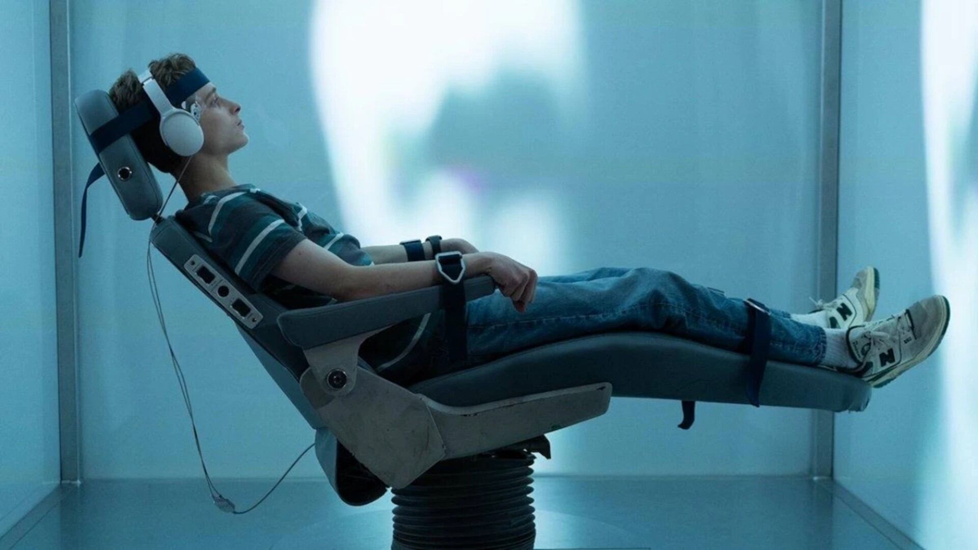 Mary-Louise Parker interpreta a la directora que encubre los métodos extremos del Instituto (MGM+)