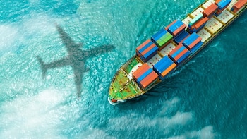 "Como agentes de carga, no somos dueños ni de los barcos ni de los aviones, simplemente transferimos la información de lo que pasa con la importación y con la carga que estamos trasladando", precisa Pehuen sobre su rol en el comercio exterior (Imagen: Shutterstock)