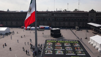Una vez más, activistas intentan desplegar lona en el Zócalo: ahora con imágenes de “narco-gobernantes”
