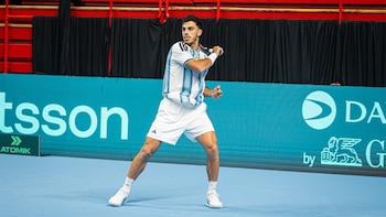 Francisco Cerúndolo durante su entrenamiento en el Estadio Ruca Che de Neuquén (Crédito: Prensa AAT)