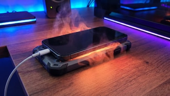 Por qué dejar la funda mientras cargas el celular puede convertirse en un problema silencioso