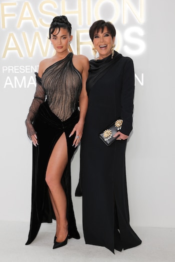 Kylie Jenner y Kris Jenner elevan el negro de gala con terciopelo, tul y asimetrías, con accesorios protagonistas (REUTERS/Andrew Kelly)