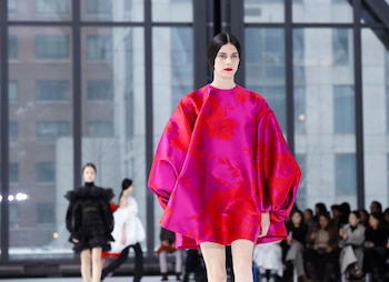 Siluetas lánguidas y oversized, así fue el bellísimo desfile que encandiló a la ciudad de Nueva York con la nueva colección de Carolina Herrera. Colores vibrantes y neutros estuvieron presente en la pasarela neoyorquina