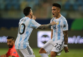 Lautaro Martínez y Lionel Messi, entre los nominados al Balón de Oro (REUTERS/Diego Vara)