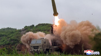 El régimen norcoreano lanzó misiles balísticos y de crucero de precisión bajo la supervisión de Kim Jong-un