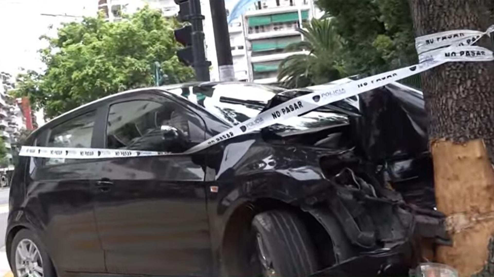 En uno de los accidentes, un auto quedó incrustado en un árbol. El conductor huyó del lugar