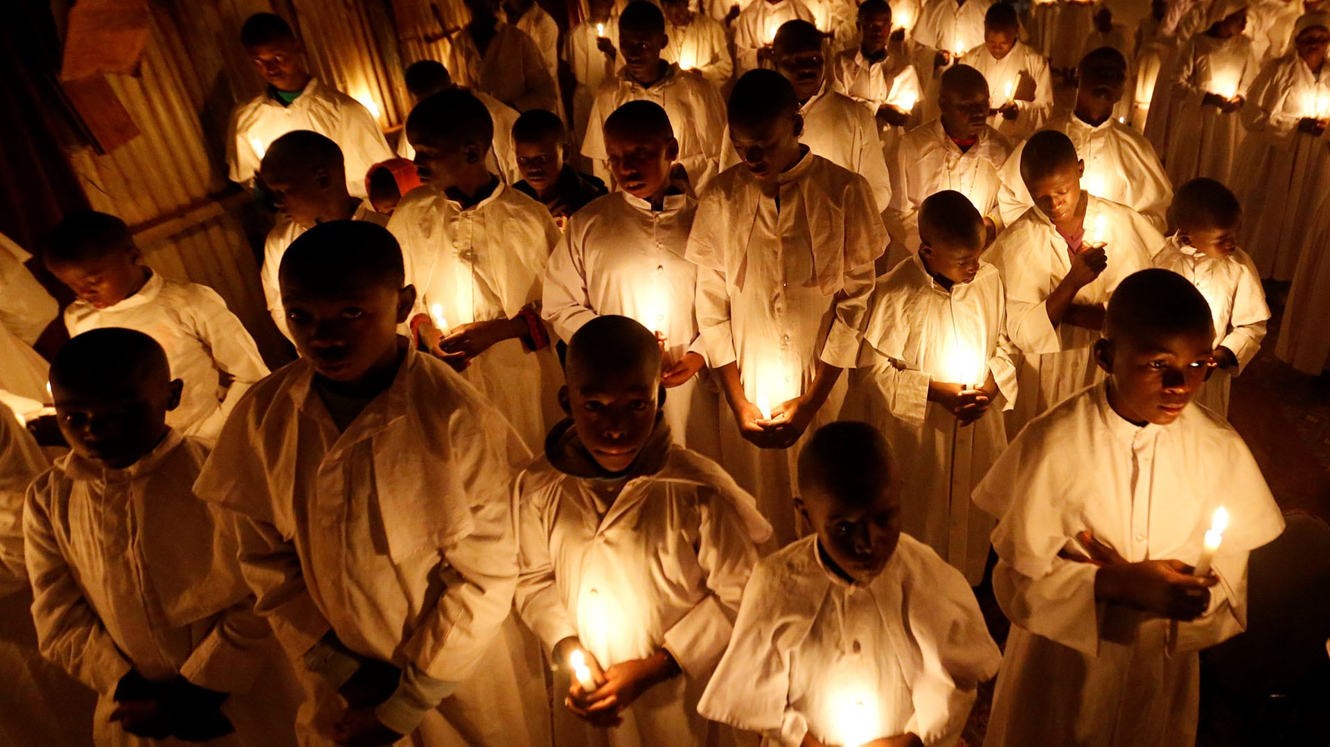 Semana Santa en el mundo: la vigilia pascual en la iglesia Legio Maria African Mission, en Nairobi, Kenia, en 2019 (REUTERS/Thomas Mukoya)