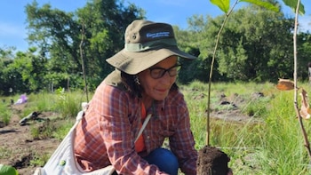 Comunidades salvadoreñas implementan monitoreo climático y huertos para enfrentar la sequía en el campo