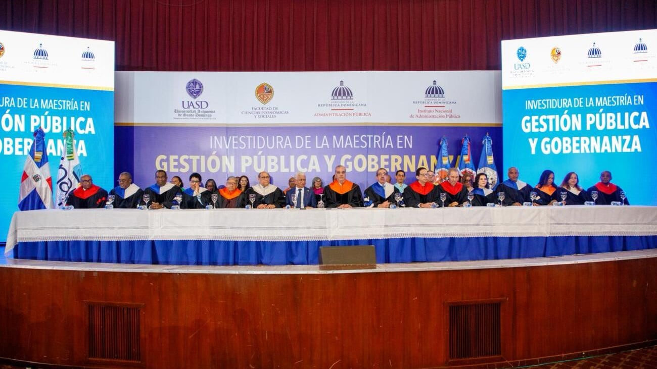 Luis Abinader exhortó a 147 servidores públicos graduados de la maestría en Gestión Pública y Gobernanza a ejercer sus funciones con ética, transparencia y honestidad. (Cortesía: Gobierno de República Dominicana)