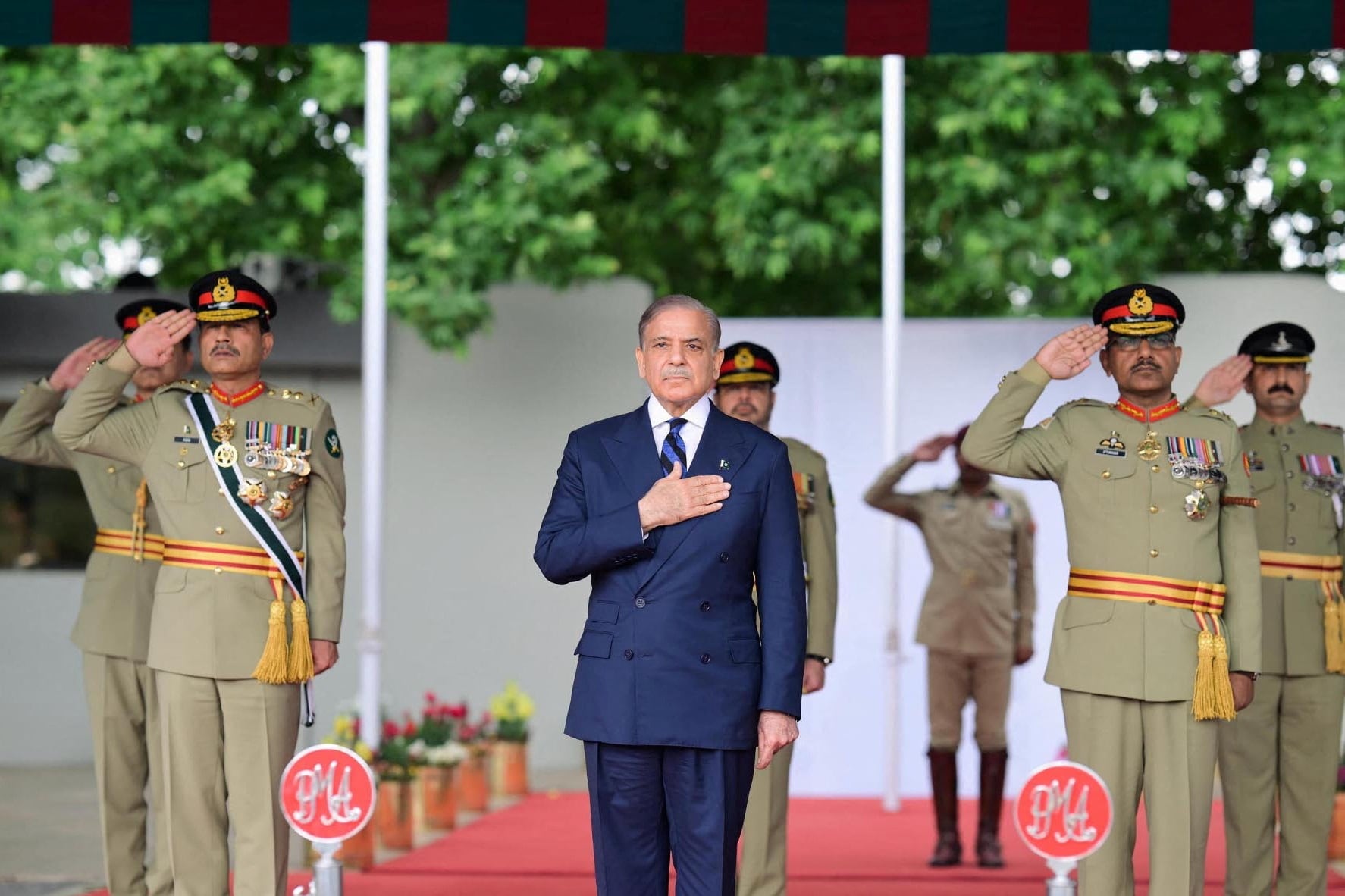 Imagen de archivo del primer ministro de Pakistán, Shehbaz Sharif junto a militares en Abbottabad el 26 de abril de 2025 (Reuters)
