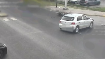 Video: un auto cruzó en rojo en la Ruta 197, chocó a una moto y el conductor quedó tendido en el asfalto