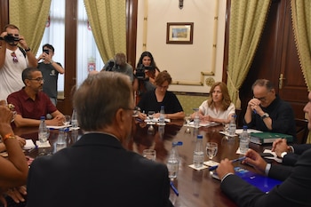 La ministra de Sanidad, Mónica García, acompañada de la directora del INGESA, Isabel Muñoz, el director provincial del INGESA, Jesús Lopera, es recibida por el presidente de Ceuta, Juan Jesús Vivas. (Gabriela Sardá Núñez / Europa Press)