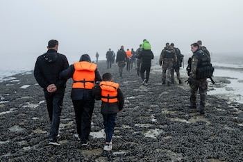 Un grupo de migrantes kurdos de Irán e Irak que fallaron en su intento para llegar a Reino Unido caminan de regreso a la localidad de Ambleteuse, en el norte de Francia (AP/Bernat Armangue/Archivo)